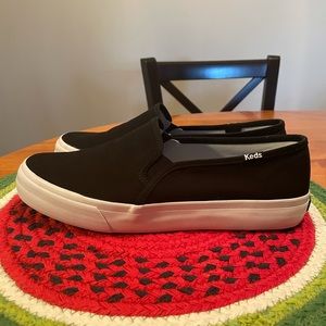 *NEW* Black slip-on keds